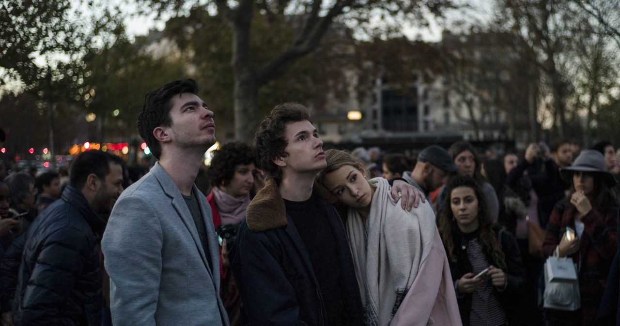 Mieszkańcy Paryża na Placu Republiki 