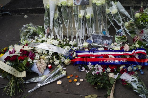 Mieszkańcy Paryża upamiętniają ofiary zamachów. /YOAN VALAT  /PAP/EPA