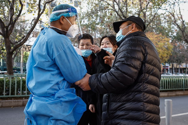 Mieszkańcy Pekinu kłócący się z wolontariuszem pilnującym przestrzegania restrykcji /MARK R. CRISTINO