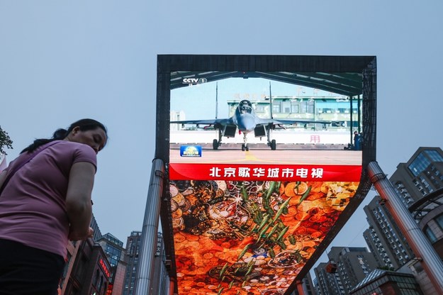 Mieszkańcy Pekinu oglądający informacje nt. chińskich manewrów /WU HAO  /PAP/EPA