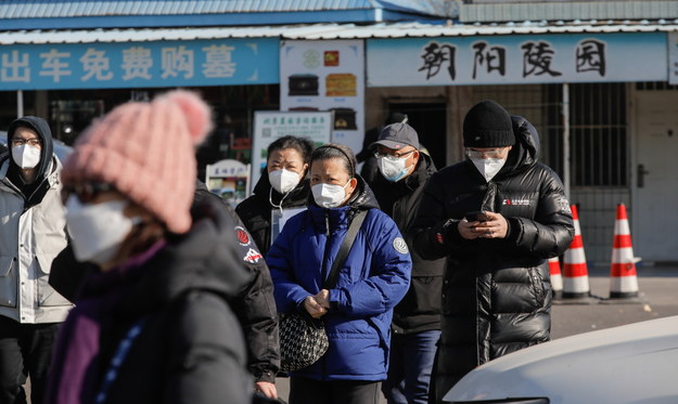 Mieszkańcy Pekinu w maskach na zdjęciu z 4 stycznia br. /WU HAO  /PAP/EPA