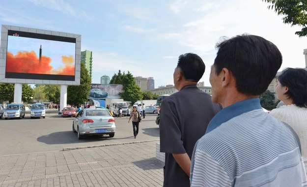 Mieszkańcy Pjongjangu oglądają wiadomości, w których informowano o przeprowadzonej próbie /PAP/Newscom  /PAP