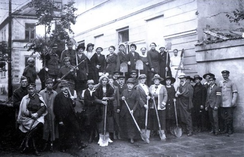 Mieszkańcy Płocka podczas budowy barykady na początku sierpnia 1920 roku /materiały prasowe