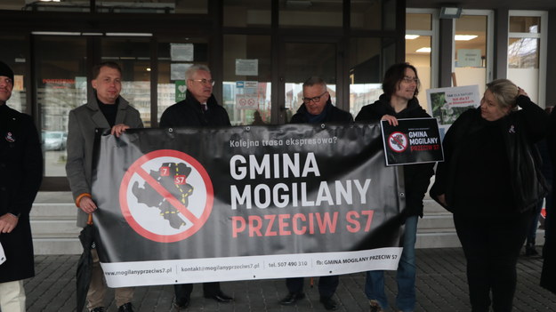 Mieszkańcy podkrakowskich miejscowości protestujący przeciwko drodze S7 /Józef Polewka /RMF FM