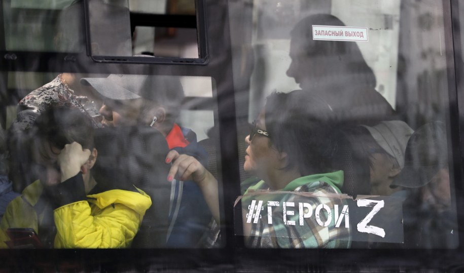 Mieszkańcy Podolska k. Moskwy podróżujący autobusem z naklejką wysławiającą rosyjskich żołnierzy walczących w Ukrainie /MAXIM SHIPENKOV    /PAP/EPA