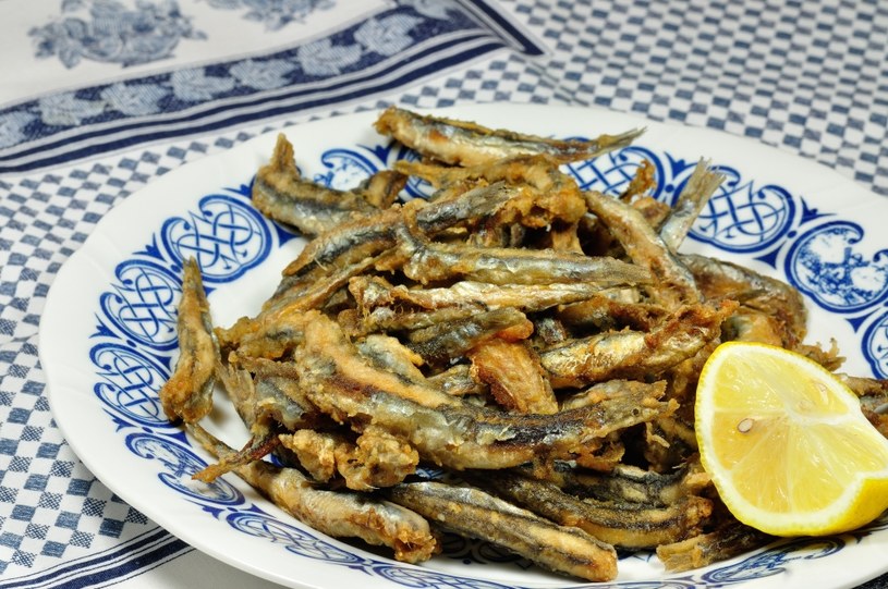 Mieszkańcy południa Europy zajadają się drobnymi sardynkami smażonymi w całości. Są lepsze i zdrowsze od frytek! /123RF/PICSEL