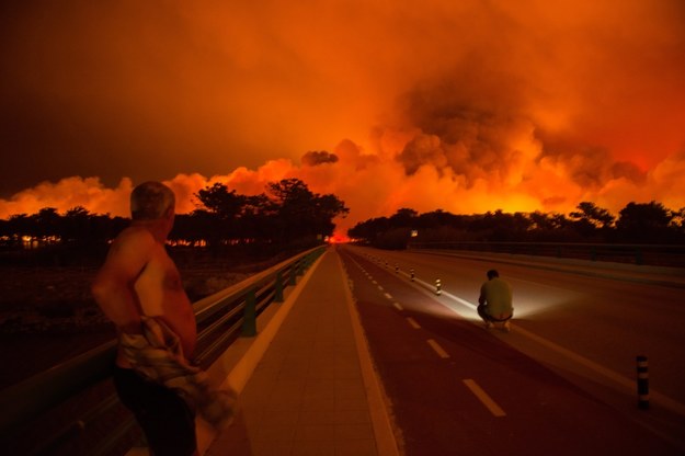 Mieszkańcy Praia da Vieira obserwują pożar lasu, 15 października 2017 /RICARDO GRACA  /PAP/EPA