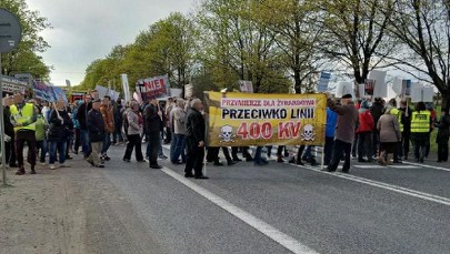 Mieszkańcy protestują przeciwko budowie linii wysokiego napięcia. Krajowa "50" zablokowana