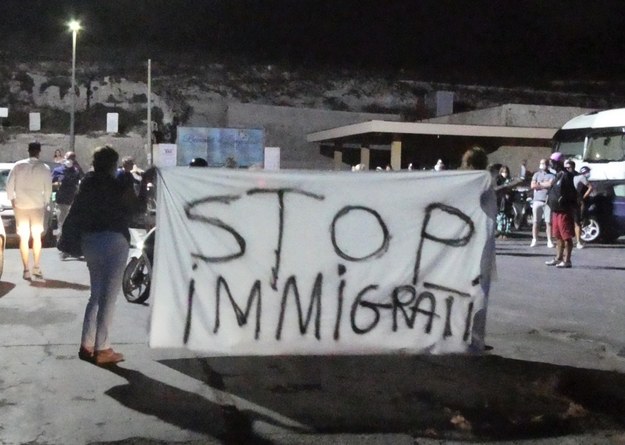 Mieszkańcy protestują przeciwko ciągłemu napływaniu migrantów na wyspę Lampedusa /ELIO DESIDERIO /PAP/EPA