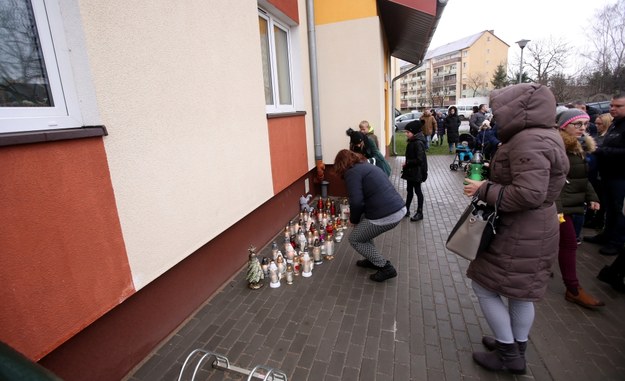 Mieszkańcy Pyrzyc ustawiają świeczki przed blokiem, w którym w sobotę odkryto ciała kobiety, mężczyzny i dwóch chłopców / 	Marcin Bielecki    /PAP