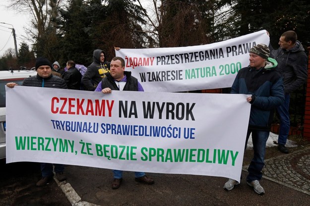 Mieszkańcy regionu Puszczy Białowieskiej z transparentami przed spotkaniem z ministrem Kowalczykiem / 	Artur Reszko    /PAP