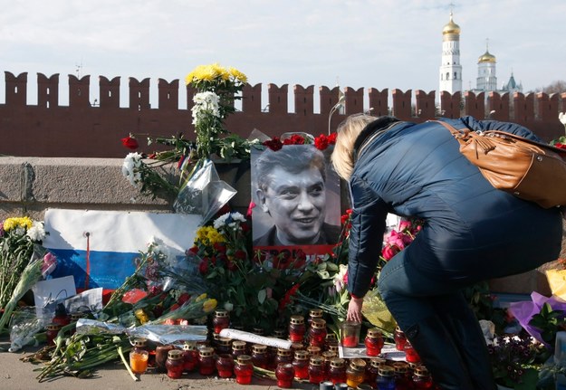 Mieszkańcy Rosji składają kwiaty w miejscu zabójstwa Niemcowa /SERGEI CHIRIKOV /PAP/EPA