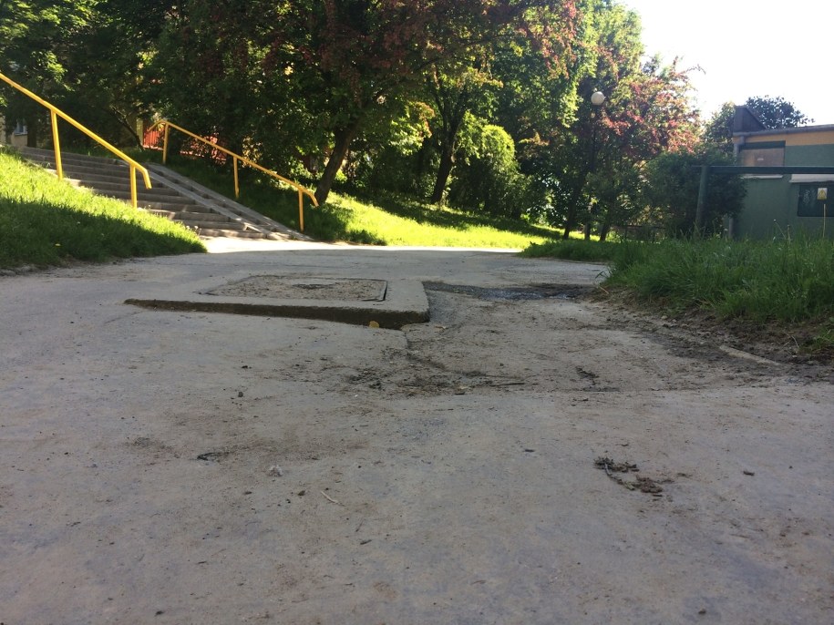 Mieszkańcy Różanej od lat walczą o remont chodnika /Kot Krzysztof /RMF FM