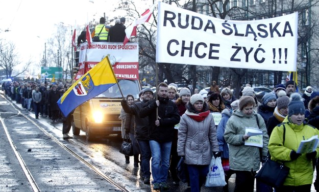 Mieszkańcy Rudy Śląskiej przemaszerowali ulicami miasta w proteście przeciwko likwidacji kopalń /Andrzej Grygiel /PAP