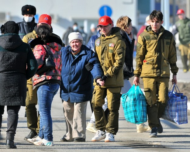 Mieszkańcy samozwańczej Donieckiej Republiki Ludowej przekraczają granicę rosyjsko-ukraińską na odprawie celnej podczas trwającej ewakuacji /ARKADY BUDNITSKY /PAP/EPA