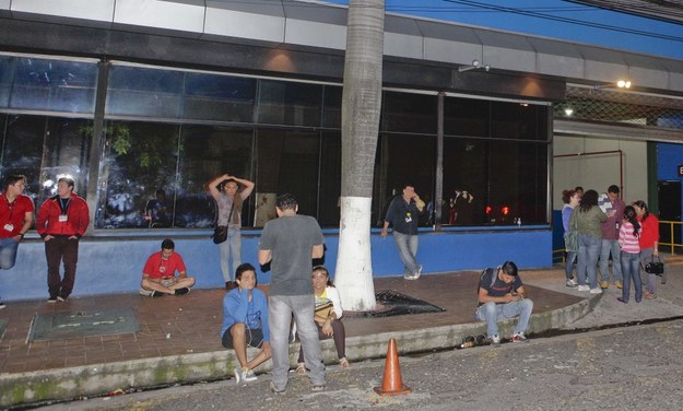 Mieszkańcy San Salwador czekają na ulicy aż minie alarm związany z trzęsieniem ziemi /Roberto Escobar /PAP/EPA