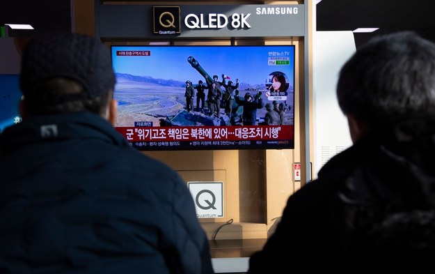Mieszkańcy Seulu oglądający wiadomości nt. działań Korei Południowej /JEON HEON-KYUN /PAP/EPA