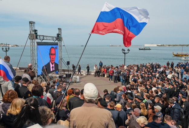 Mieszkańcy Sewastopola na Krymie słuchają przemówienia Władimira Putina /ANTON PEDKO  /PAP/EPA