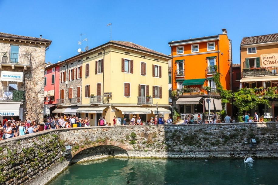 Włoskie miasteczko oblężone przez turystów. Władze rozważają drastyczne kroki