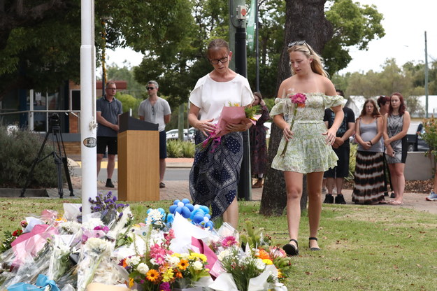 Mieszkańcy składają kwiaty na miejscu tragedii /PAP/EPA