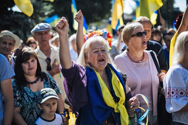 Mieszkańcy Słowiańska świętują Dzień Niepodległości /ROMAN PILIPEY /PAP/EPA