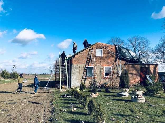 Mieszkańcy Smaszkowa naprawiają zerwany dach domu /Agnieszka Wyderka /RMF FM