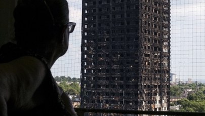 Mieszkańcy spalonego wieżowca śpią w samochodach i parkach. Pomoc dociera zbyt wolno