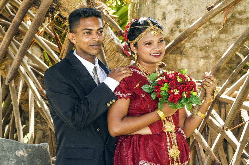 Mieszkańcy Sri Lanki - świeżo upieczone małżeństwo pozuje do zdjęcia /123RF/PICSEL