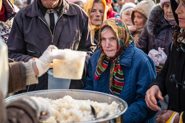 Mieszkańcy stoją w kolejce po jedzenie w Kupiańsku /Viacheslav Ratynskyi /PAP/EPA