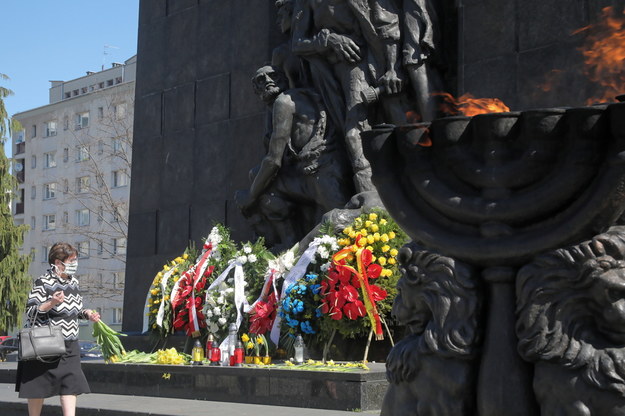 Mieszkańcy stolicy składają kwiaty pod Pomnikiem Bohaterów Getta na warszawskim Muranowie /	Wojciech Olkuśnik /PAP