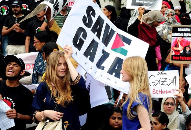 Mieszkańcy Strefy Gazy protestują przeciwko nalotom /JAGADEESH NV /PAP/EPA