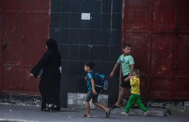 Mieszkańcy Strefy Gazy starają się znaleźć poza izraelskim ostrzałem /MOHAMMED SABER  /PAP/EPA