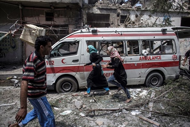 Mieszkańcy Strefy Gazy uciekają przed ostrzałem /Oliver Weiken /PAP/EPA