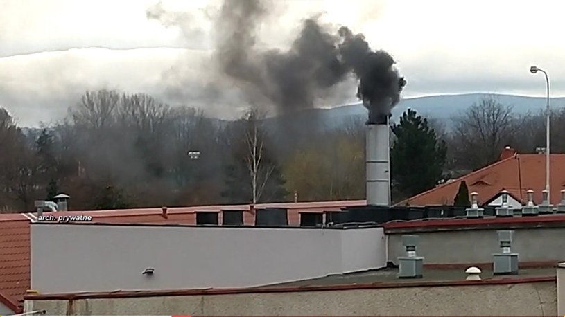 Mieszkańcy Świdnicy skarżą się na czarny dym wydobywający się z komina krematorium /Interwencja / Polsat News /