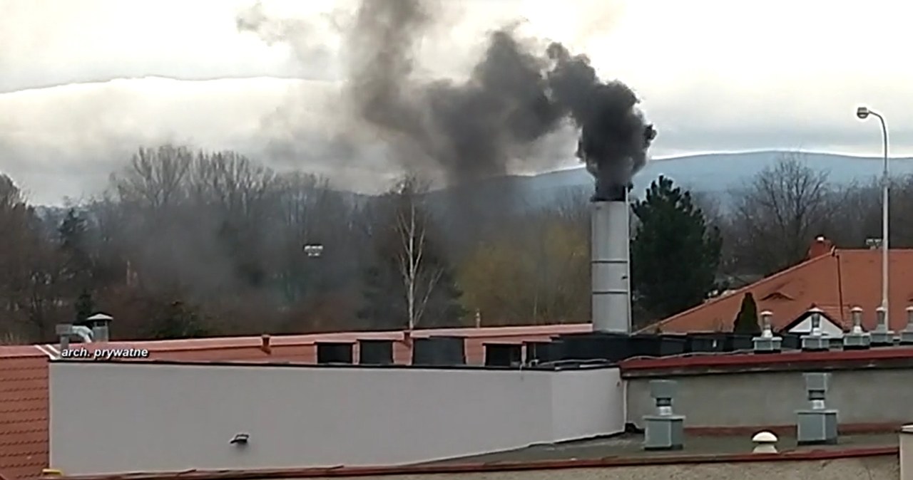 Mieszkańcy Świdnicy skarżą się na czarny dym wydobywający się z komina krematorium /Interwencja / Polsat News /