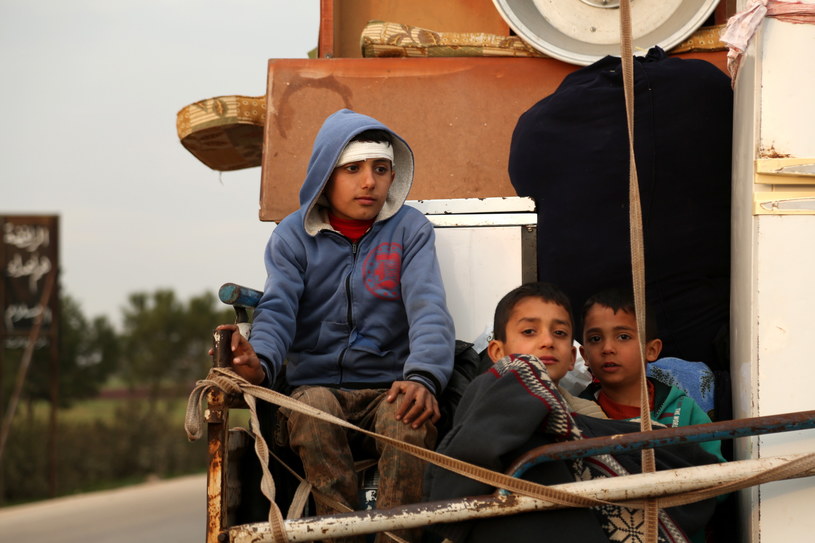 Mieszkańcy syryjskiego regionu Idlib uciekają przed nalotami /YAHYA NEMAH /PAP/EPA