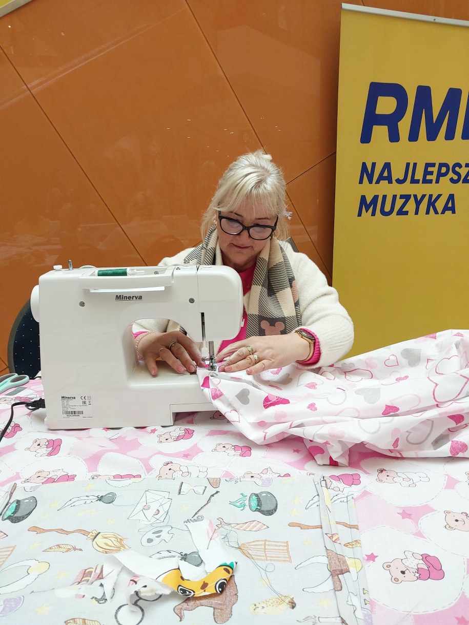 Mieszkańcy Szczecina i regionu wzięli udział w maratonie szycia poszewek na poduszki. /Uszyj Jasia /