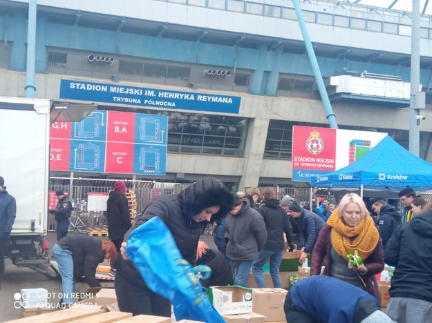 Mieszkańcy tłumnie przybyli na stadion Wisły z darami dla Ukraińców /Marlena Chudzio /RMF FM