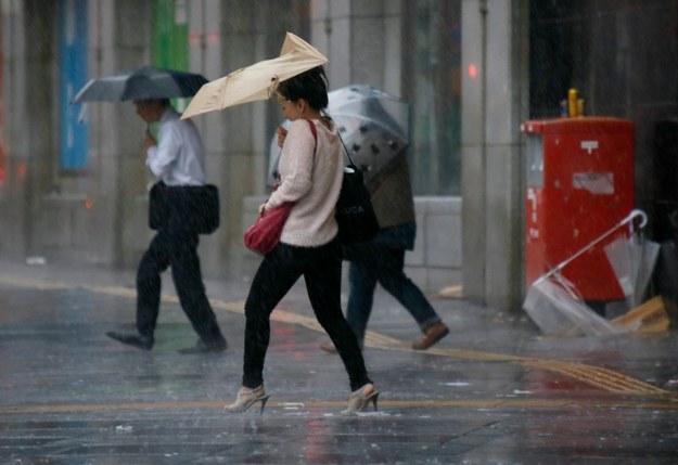 Mieszkańcy Tokio zmagający się z atakiem tajfunu Phanfone /KIMIMASA MAYAMA /PAP/EPA