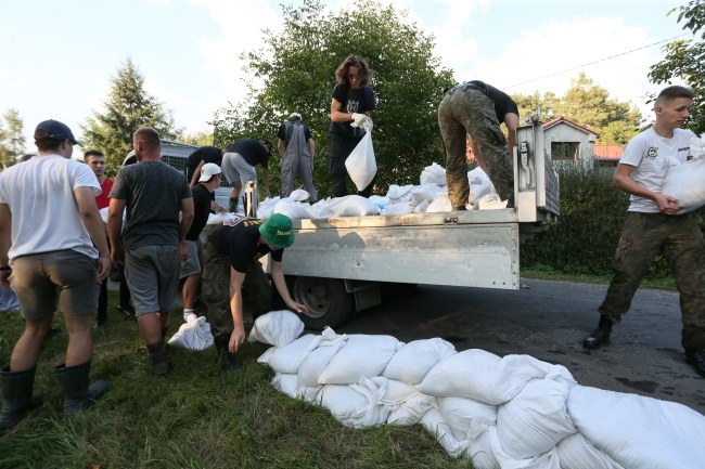 Mieszkańcy Turowa koło Nowogrodu Bobrzańskiego przygotowują się na falę powodziową na rzece Bóbr /Lech Muszyński /PAP