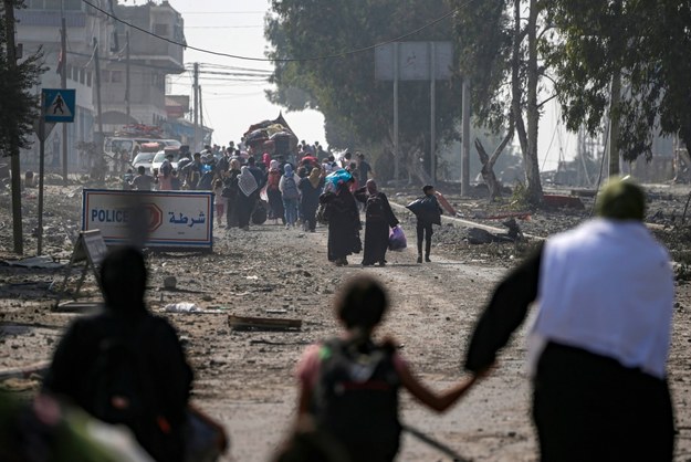 Mieszkańcy uciekający ze Strefy Gazy /MOHAMMED SABER  /PAP/EPA