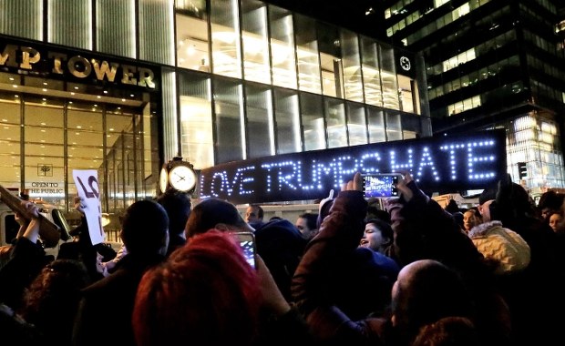 Mieszkańcy USA protestują przeciwko Trumpowi. W Seattle doszło do strzelaniny