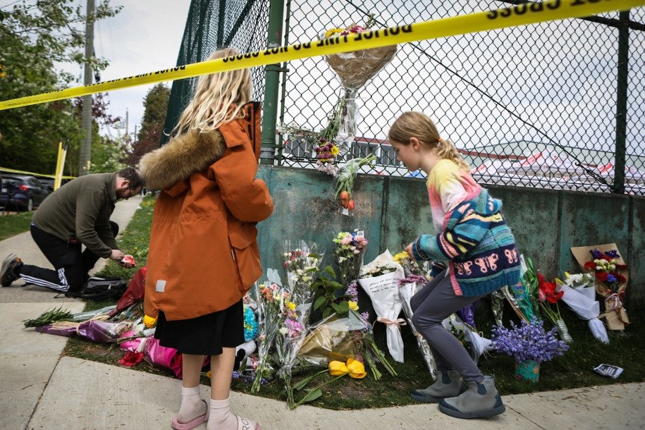Mieszkańcy Vancouver składają kwiaty w miejscu maskary /JUSTINE BEAULIEU-POUDRIER /PAP/EPA