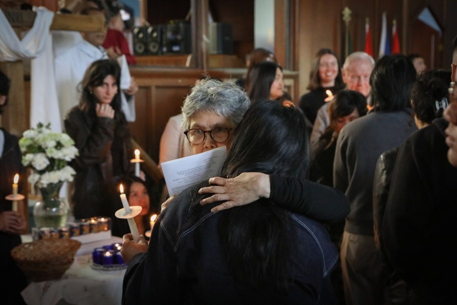 Mieszkańcy w kościele St. Mary the Virgin na czuwaniu w intencji ofiar tragedii /JUSTINE BEAULIEU-POUDRIER /PAP/EPA