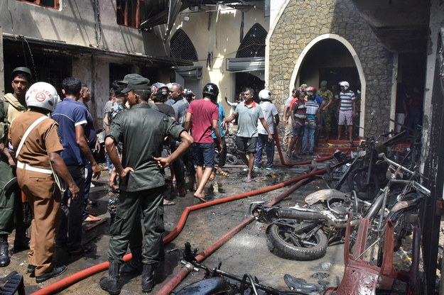 Mieszkańcy w miejscu eksplozji w kościele w Batticalova /M.A. PUSHPA KUMARA /PAP/EPA