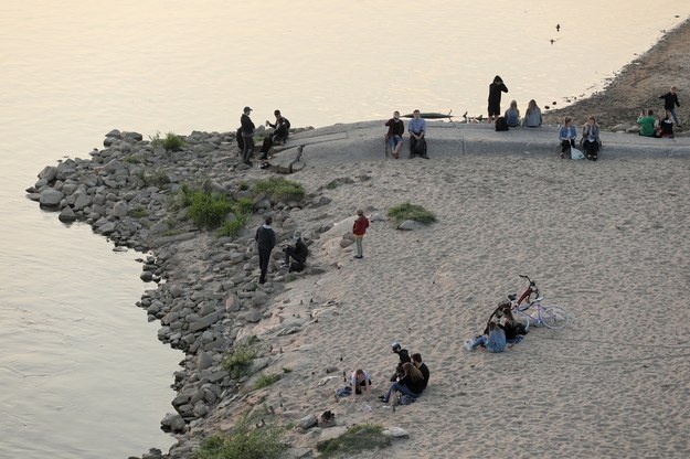 Mieszkańcy Warszawy odpoczywający na plaży /Paweł Supernak /PAP