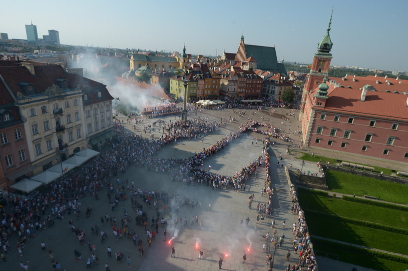 Mieszkańcy Warszawy tworzą "żywy znak" Polski Walczącej na placu Zamkowym /Marcin Obara /PAP