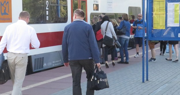 Mieszkańcy Wieliczki narzekają na zatłoczone pociągi dowożące ich do Krakowa /Jacek Skóra /RMF FM
