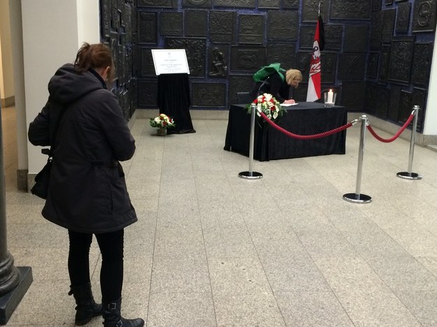 Mieszkańcy wpisują się do księgi kondolencyjnej wystawionej w ratuszu /Adam Górczewski /RMF FM