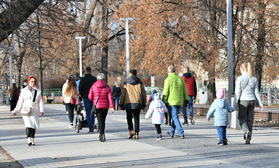 Mieszkańcy Wrocławia korzystają ze słonecznej pogody /Maciej Kulczyński /PAP